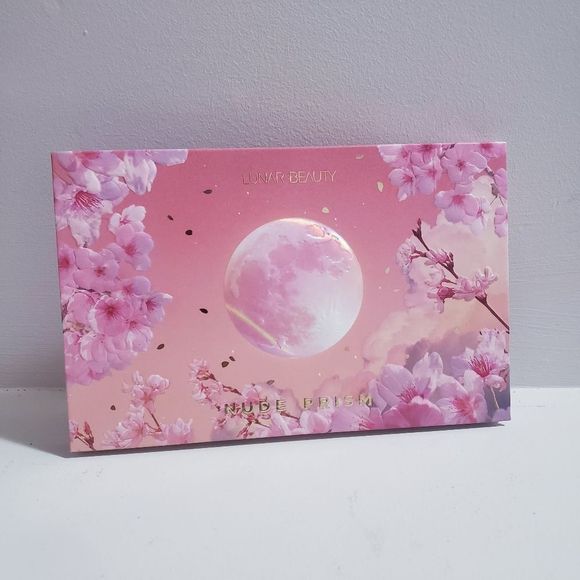 Lunar Beauty| Nude Prism Eyeshadow Palette - Picture 4 of 10